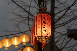 夜幕下的中式灯笼