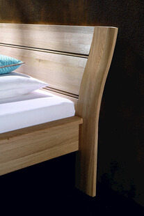 简约木质床特写