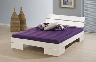 简约白色床搭配紫色床品