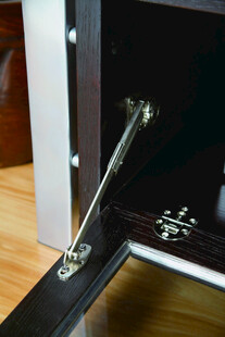 橱柜门液压支撑杆特写