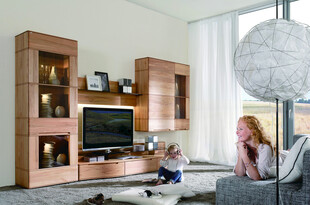 温馨客厅中的亲子时光