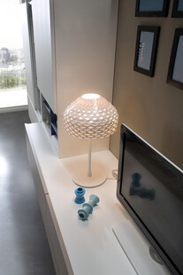 创意编织台灯置于室内