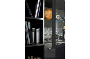 黑色书架上的多样物品