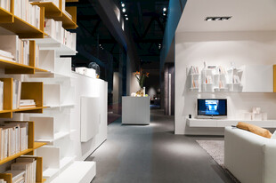 现代简约风格的室内展示空间