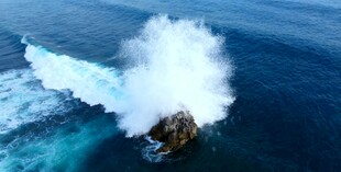 海上钻井平台喷发壮观景象