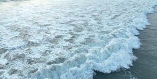 海浪翻涌的海岸线