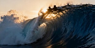 夕阳下冲浪者勇立浪尖