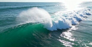 海浪翻涌的壮阔海洋景象