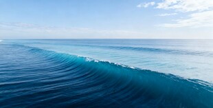 蓝色大海中的壮观海浪