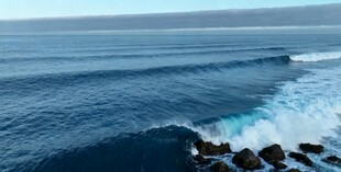 海岸边翻涌的壮丽海浪