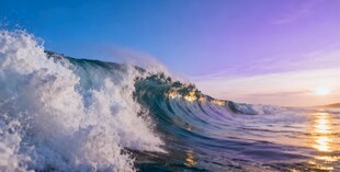 海边壮丽的日落海浪景观