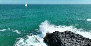 海边礁石与翻涌海浪