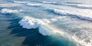 海浪翻涌的壮阔海洋景象