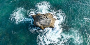 海中孤石浪花翻涌