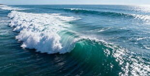 海浪翻涌的壮阔海洋景观