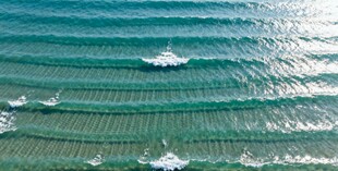 碧海清波海上浪花翻涌