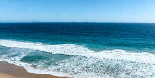 蔚蓝海岸海浪轻拍沙滩