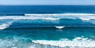 蓝色大海的翻涌波浪