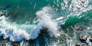 俯瞰碧海翻涌的壮丽浪花