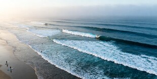 海边美景海浪轻拍沙滩
