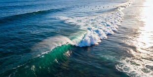 海浪翻涌的壮美海洋景观