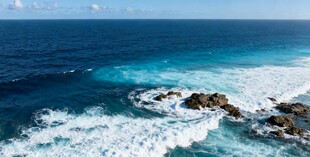 蔚蓝海岸海浪拍击礁石