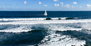 海上帆船破浪前行