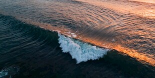 夕阳下的壮丽海浪景观