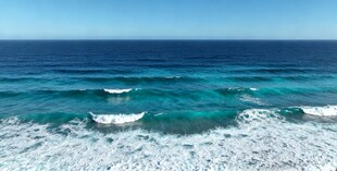 蔚蓝海岸海浪轻拍礁石