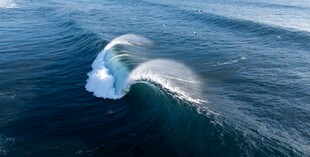 海上冰山漂浮的壮观景象