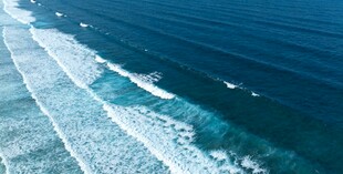 俯瞰蔚蓝大海与白色浪花