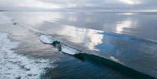 冬日海面波浪与天空倒影