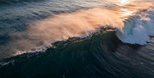 海上夕阳下的壮丽波浪