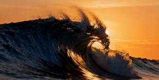 夕阳下的壮观海浪