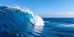 蓝色大海中的壮观海浪