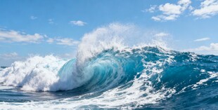 汹涌海浪展现海洋磅礴力量