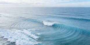 蔚蓝大海中的翻涌波浪