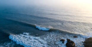 海上日出下的翻涌海浪