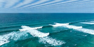 海上快艇激起白色浪花