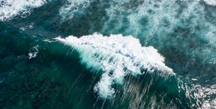 汹涌海浪展现海洋磅礴力量