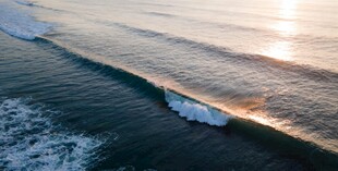 海上日出下的翻涌浪花