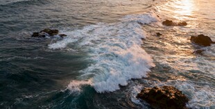 海边日落时的海浪景观