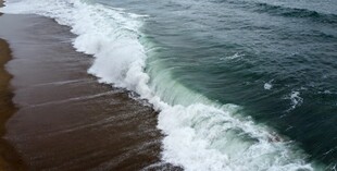 海边浪花拍打沙滩景象