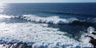 海上浪花翻涌的美丽景象