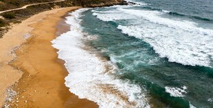 金色沙滩与海浪美景