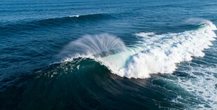 海上巨浪翻滚的壮观景象