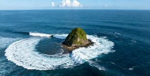 海中孤岩海浪环绕之景