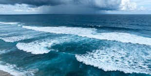 壮阔海景翻涌海浪