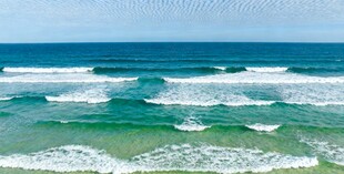 碧海翻涌的壮阔海景