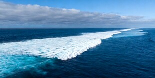 蔚蓝大海上的白色浪花